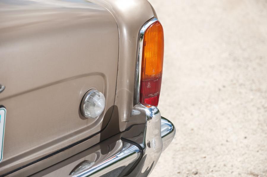 Детали экстерьера Bentley T1 1965 года  (фото 13 из 27)